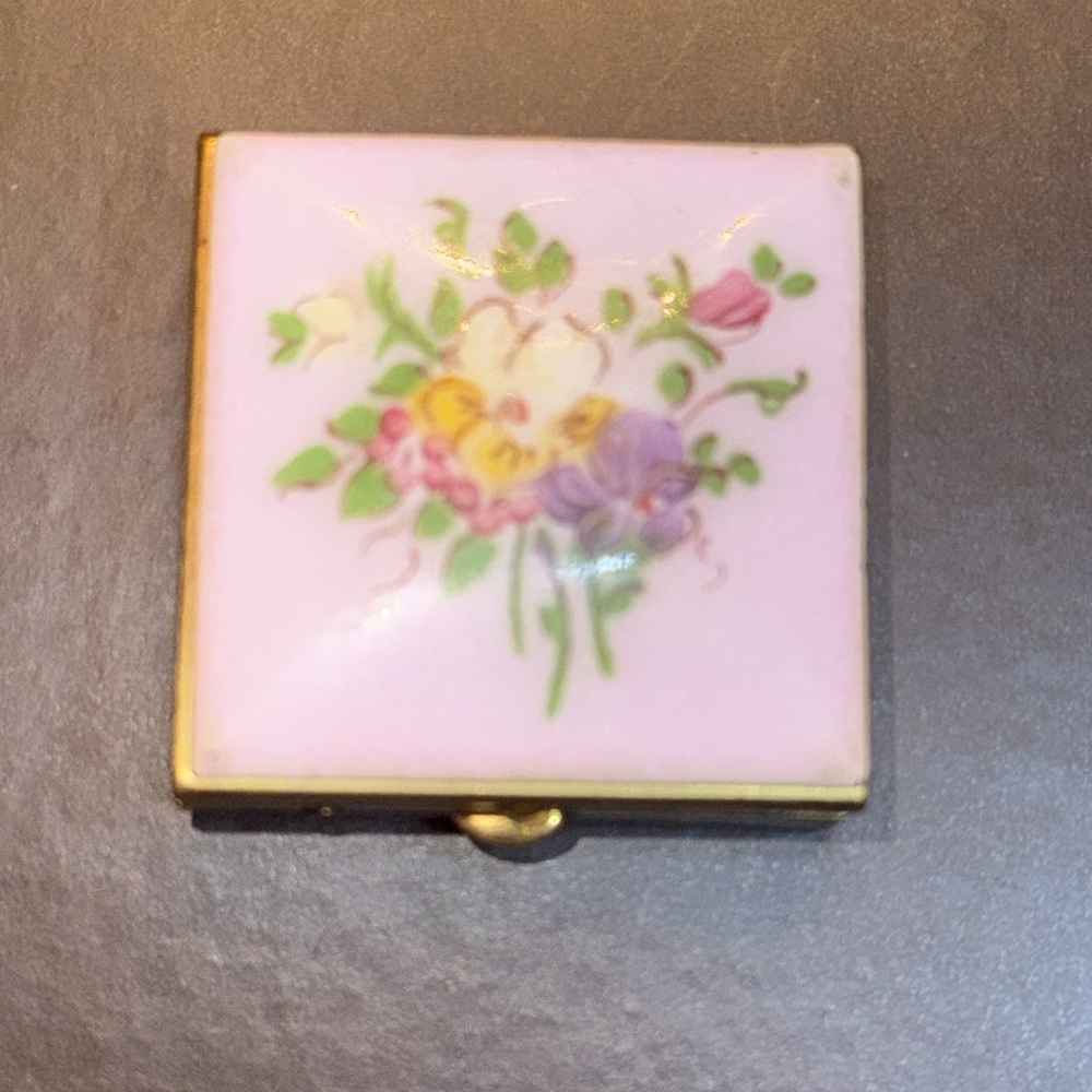 Vintage compact , pill box , or trinket